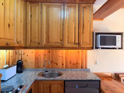 Una cocina o zona de cocina en Chimenea, confort moderno y madera - Falcó 2