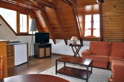 Una televisión o centro de entretenimiento en Apartamentos Deth Camin Reiau