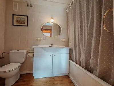 Un baño de Dúplex espacioso y rústico- Luz natural y vistas - Justal 1