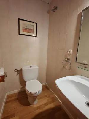 Un baño de Dúplex espacioso y rústico- Luz natural y vistas - Justal 1