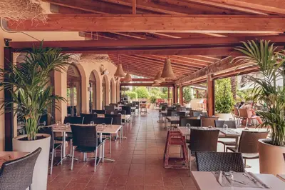 Un restaurante o sitio para comer en Pierre & Vacances Resort Bonavista de Bonmont