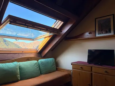 Una televisión o centro de entretenimiento en Triplex espectacular- Comodidad, fuego y vistas - Erta 8
