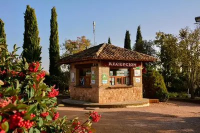 Jardín al aire libre en Camping Alquézar