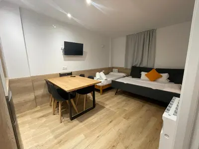 Una televisión o centro de entretenimiento en Apartamentos La Solana