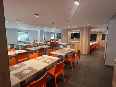 Un restaurante o sitio para comer en Apartamentos La Solana
