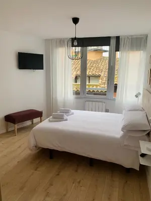 Cama o camas de una habitación en SAN LORENZO HUESCA con parking