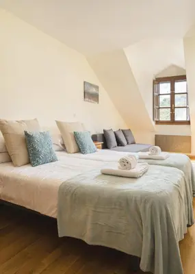 Cama o camas de una habitación en Ático A Residencial Caldares El Pueyo