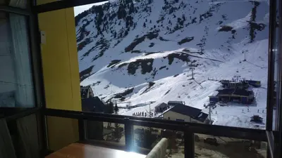 Tobazo Candanchú pie de pista en invierno