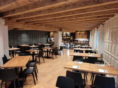 Un restaurante o sitio para comer en Riu Nere Mountain Hotel
