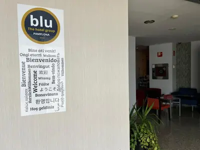 Certificado, premio, señal o documento que está expuesto en Blu Hotel Pamplona