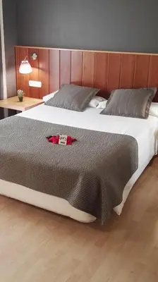 Cama o camas de una habitación en Hotel Iriguibel Huarte Pamplona