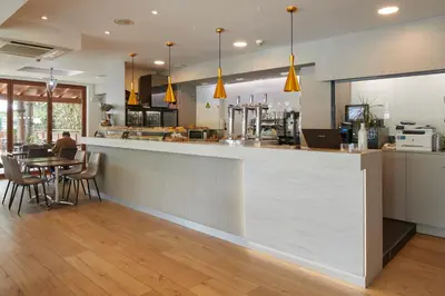 Un restaurante o sitio para comer en Hotel Iriguibel Huarte Pamplona