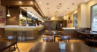 Un restaurante o sitio para comer en Hotel Ciudad de Alcañiz