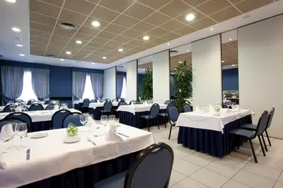 Un restaurante o sitio para comer en Hotel Ciudad de Alcañiz