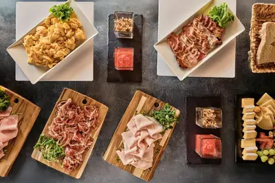 Comida en o cerca de este hotel