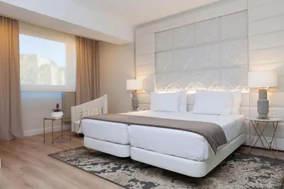 Cama o camas de una habitación en Hotel Tres Reyes Pamplona