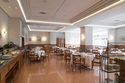 Un restaurante o sitio para comer en Hotel Blanca de Navarra