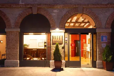 Fachada o entrada de Hospedería de Alesves