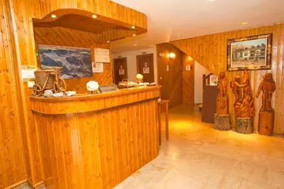 El salón o zona de bar de Hotel Llibrada