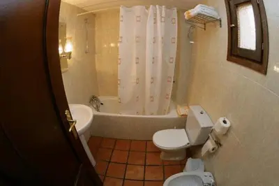 Un baño de Hotel Llibrada