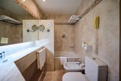 Un baño de Hotel Albret