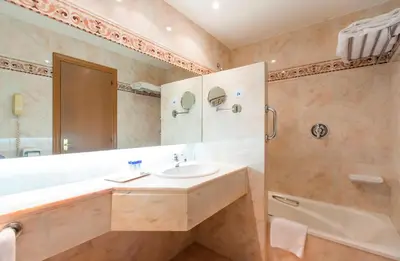 Un baño de Hotel Albret