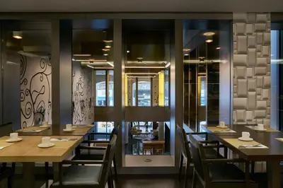 Un restaurante o sitio para comer en Vincci Zaragoza Zentro