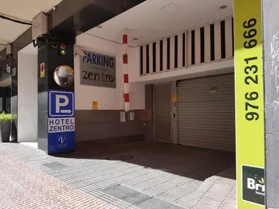 Certificado, premio, señal o documento que está expuesto en Vincci Zaragoza Zentro