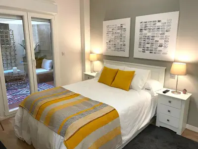 Cama o camas de una habitación en Apartamento céntrico patio chill out-Prime video