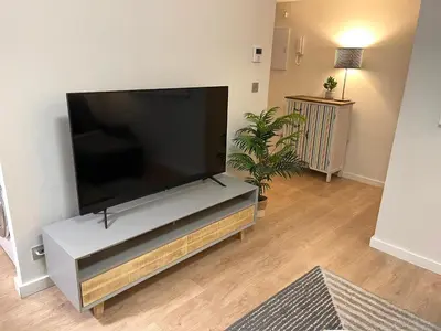 Una televisión o centro de entretenimiento en Apartamento céntrico patio chill out-Prime video