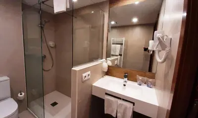 Un baño de Hotel Urogallo