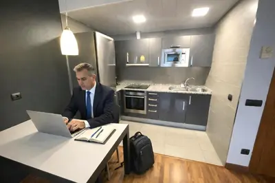 Una cocina o zona de cocina en Hotel Apartamentos San Fermín Pamplona