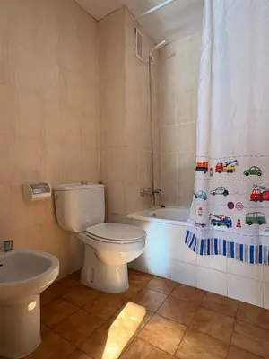 Un baño de Tu rincón- Planta baja con jardín y parking - Dellui 2