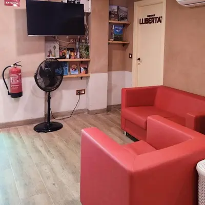 Una televisión o centro de entretenimiento en La Calma de Pàmies