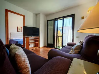 Una televisión o centro de entretenimiento en Con espacio y tranquilo, comodidad máxima para la família - Besiberri 6