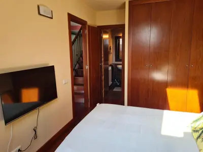 Una televisión o centro de entretenimiento en El ático de la Gorga