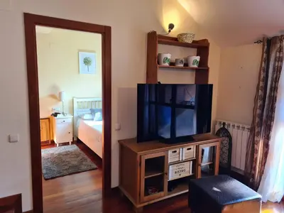 Una televisión o centro de entretenimiento en El ático de la Gorga