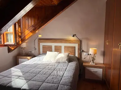Cama o camas de una habitación en Triplex, chimenea y Wi-Fi, confort a tres niveles - Puig Falcó 1