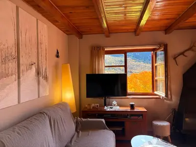 Una televisión o centro de entretenimiento en Triplex, chimenea y Wi-Fi, confort a tres niveles - Puig Falcó 1