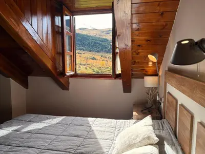 Cama o camas de una habitación en Triplex, chimenea y Wi-Fi, confort a tres niveles - Puig Falcó 1
