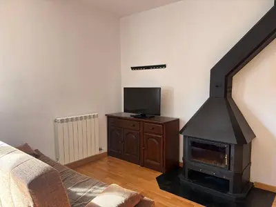 Una televisión o centro de entretenimiento en Triplex rústico, chimenea, esquí y vistas magníficas - Erta 4