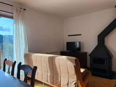 Una televisión o centro de entretenimiento en Triplex rústico, chimenea, esquí y vistas magníficas - Erta 4