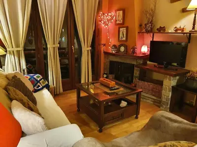 Una televisión o centro de entretenimiento en DUPLEX ABUHARDILLADO EN ESTERRI d'ÀNEU