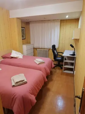 Cama o camas de una habitación en Cómoda vivienda en Huesca