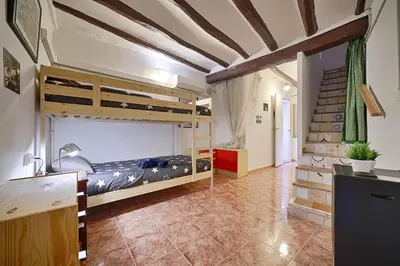 Zona de estar de agradable casa rural con chimenea y aire acondicionado