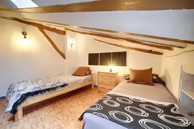 Cama o camas de una habitación en agradable casa rural con chimenea y aire acondicionado