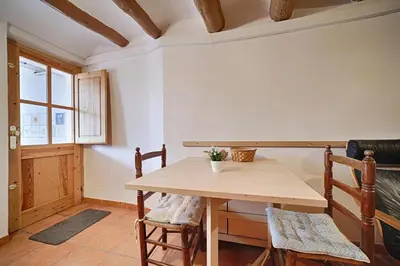 Una cocina o zona de cocina en agradable casa rural con chimenea y aire acondicionado