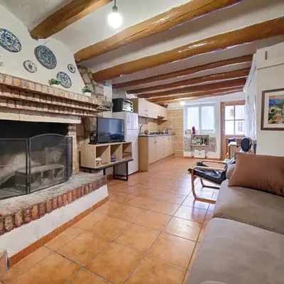agradable casa rural con chimenea y aire acondicionado