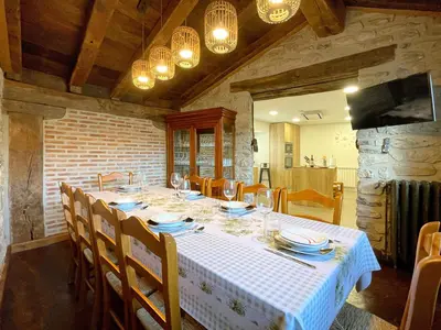 Una televisión o centro de entretenimiento en CASA RURAL ERVITENA