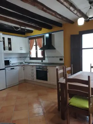 Una cocina o zona de cocina en CASA RURAL LES ROQUETES